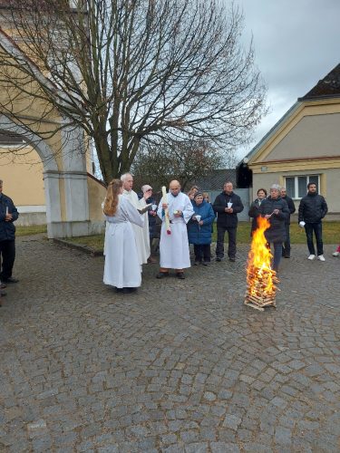 Zahajeni-vigilie-Vzkriseni-pred-kostelem