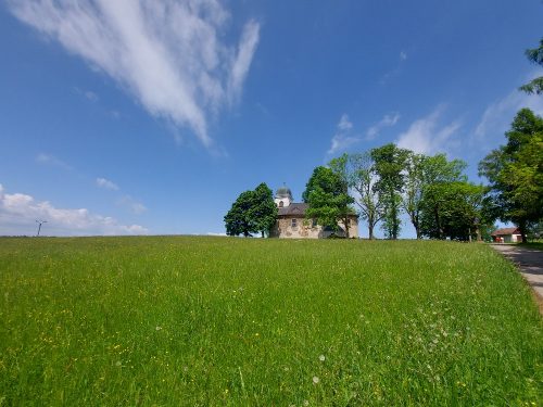 kostel-sv.-Matouse-s-pohnutou-historii